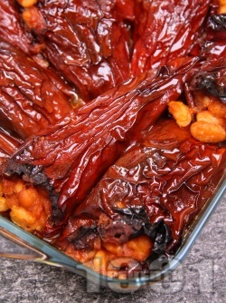 Класическа рецепта за пълнени постни червени сушени чушки с боб на фурна - снимка на рецептата